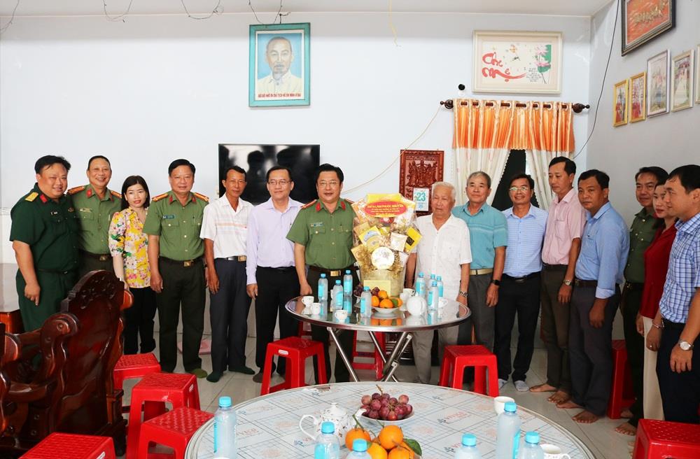 Đại tá Lâm Phước Nguyên, Giám đốc Công an tỉnh thăm, tặng quà gia đình đồng chí Trần Văn Thanh (gia đình chính sách tại thị trấn An Phú).