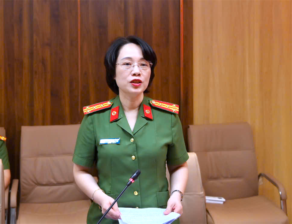 Đại tá Dương Thị Thu Hằng, Giám đốc Bệnh viện 30-4 trình bày báo cáo tại buổi làm việc.