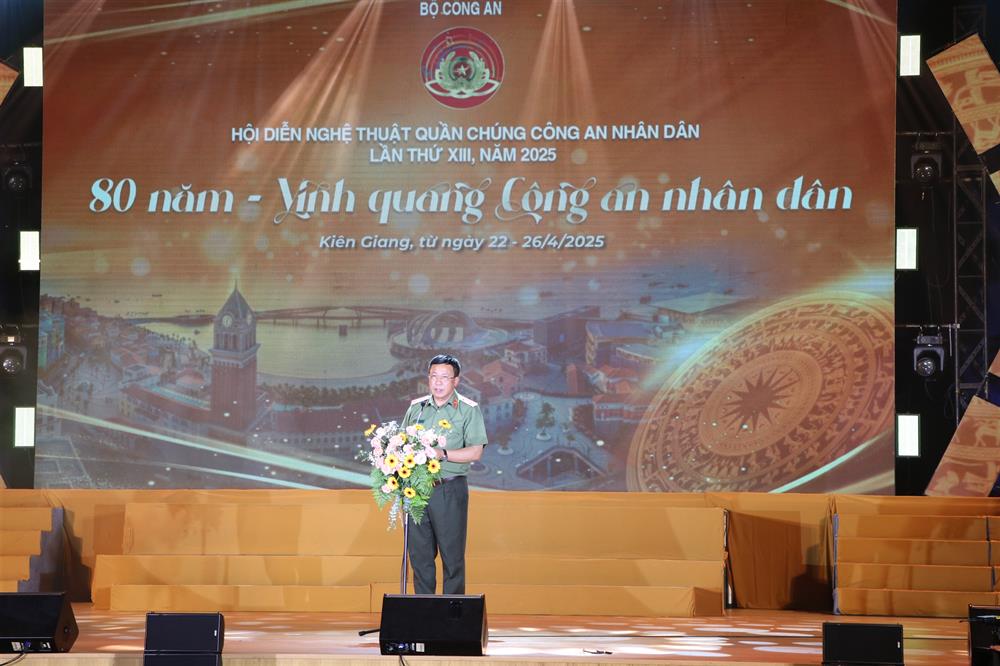 Thiếu tướng, Nghệ sĩ nhân dân Nguyễn Công Bẩy phát biểu tại Lễ khai mạc.