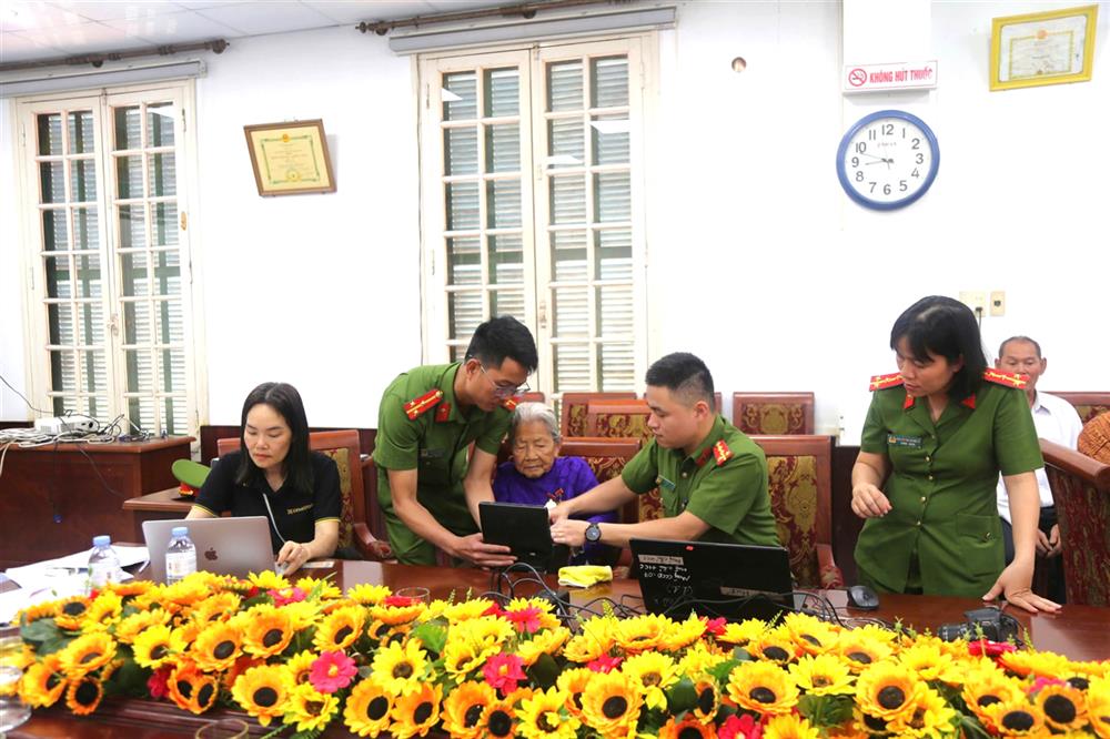 Công an thành phố Huế thu nhận mẫu ADN cho thân nhân liệt sĩ chưa xác định danh tính.