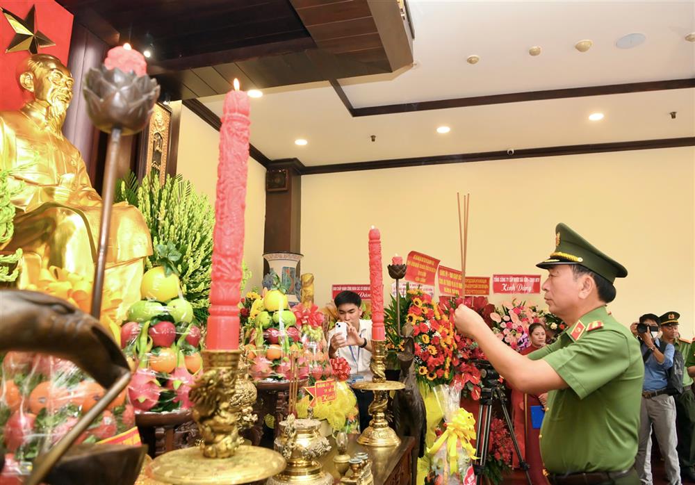 Đoàn đại biểu Đảng ủy Công an Trung ương, Bộ Công an dâng hoa, dâng hương tưởng niệm Chủ tịch Hồ Chí Minh tại Bảo tàng Hồ Chí Minh (trong khuôn viên Bến Nhà Rồng).
