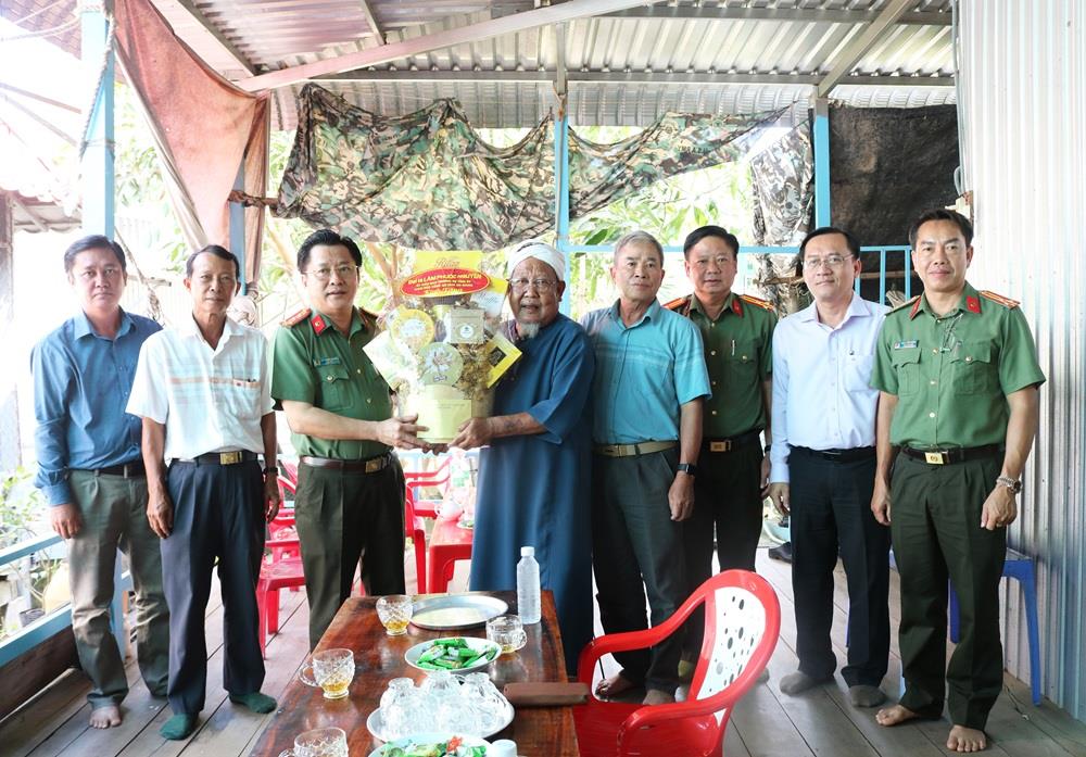 Đại tá Lâm Phước Nguyên, Giám đốc Công an tỉnh thăm, tặng quà gia đình thương binh Mách Sa Lếs tại xã Vĩnh Trường, huyện An Phú.