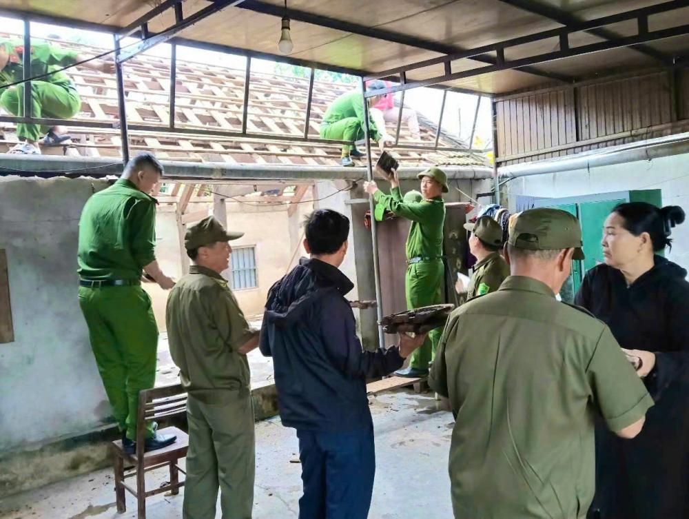 Lực lượng Công an thị trấn Lộc Hà tích cực tham gia hỗ trợ về tinh thần và vật chất cho gia đình ông Võ Văn Thiệp để sữa chữa, cải tạo nhà ở.