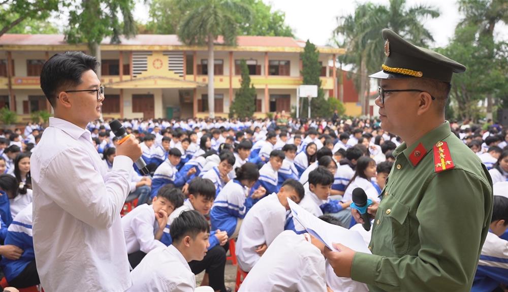 Trao đổi, đưa ra các câu hỏi, tình huống để các em học sinh trả lời tại Trường Trung học phổ thông Thanh Chăn