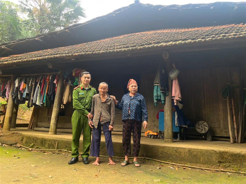 Cụ Triệu Thừa Lâm được Công an xã Bảo Hà đưa về gia đình.