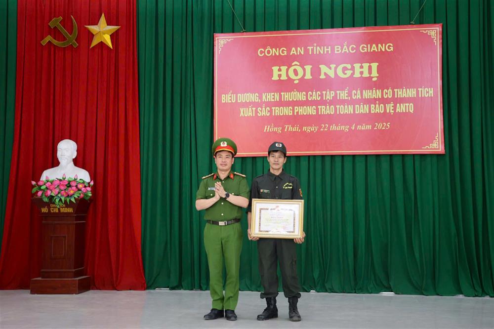 Đại tá Nguyễn Thế Tuấn, Phó Giám đốc Công an tỉnh trao Bằng khen tặng tập thể, cá nhân có thành tích xuất sắc trong phong trào toàn dân bảo vệ an ninh Tổ quốc.