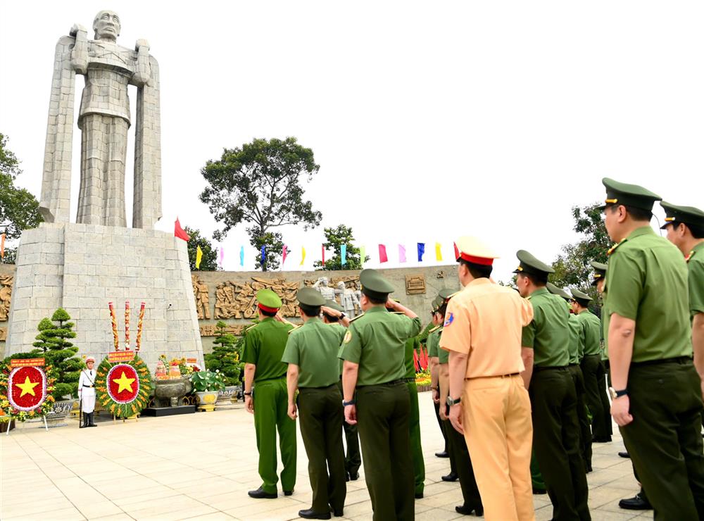 Đoàn đại biểu Đảng ủy Công an Trung ương, Bộ Công an dâng hoa, dâng hương, bày tỏ lòng biết ơn đối với các Mẹ Việt Nam Anh hùng, đồng bào, cán bộ, chiến sĩ, các Anh hùng liệt sĩ