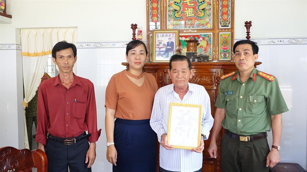 Đại tá Lê Tấn Vinh, Phó Giám đốc Công an tỉnh trao Quyết định bàn giao nhà tình nghĩa (nhà sửa chữa) tặng gia đình đồng chí Hồ Thanh Hải, thương binh Công an.