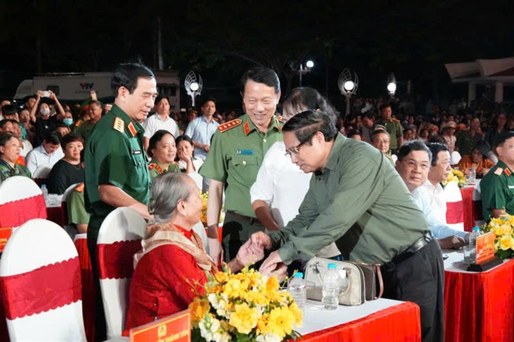 Thủ tướng Chính phủ Phạm Minh Chính và Bộ trưởng Lương Tam Quang ân cần thăm hỏi Mẹ Việt Nam Anh hùng.