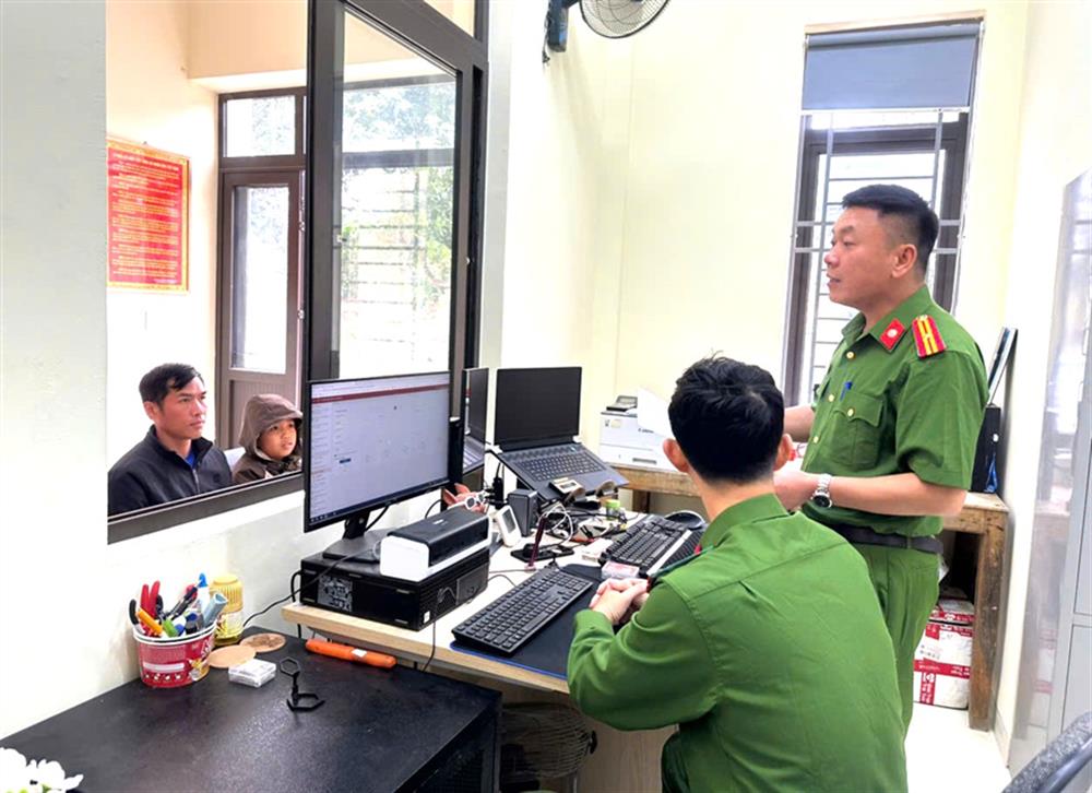 Cán bộ Công an xã hướng dẫn người dân về thủ tục hành chính.