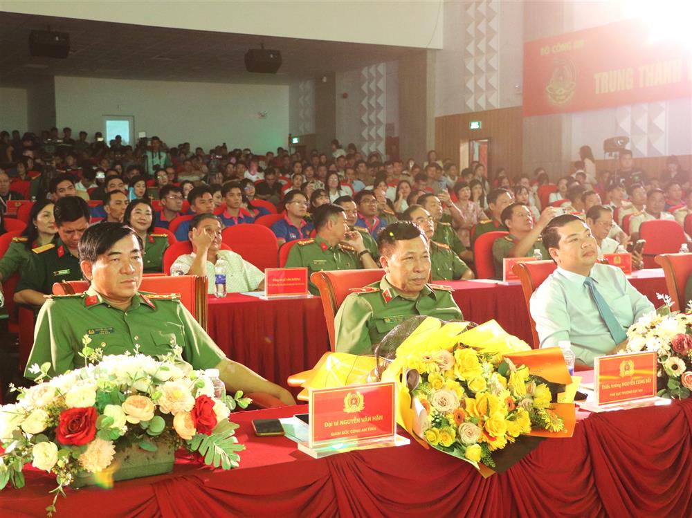 Các đại biểu dự Lễ khai mạc.