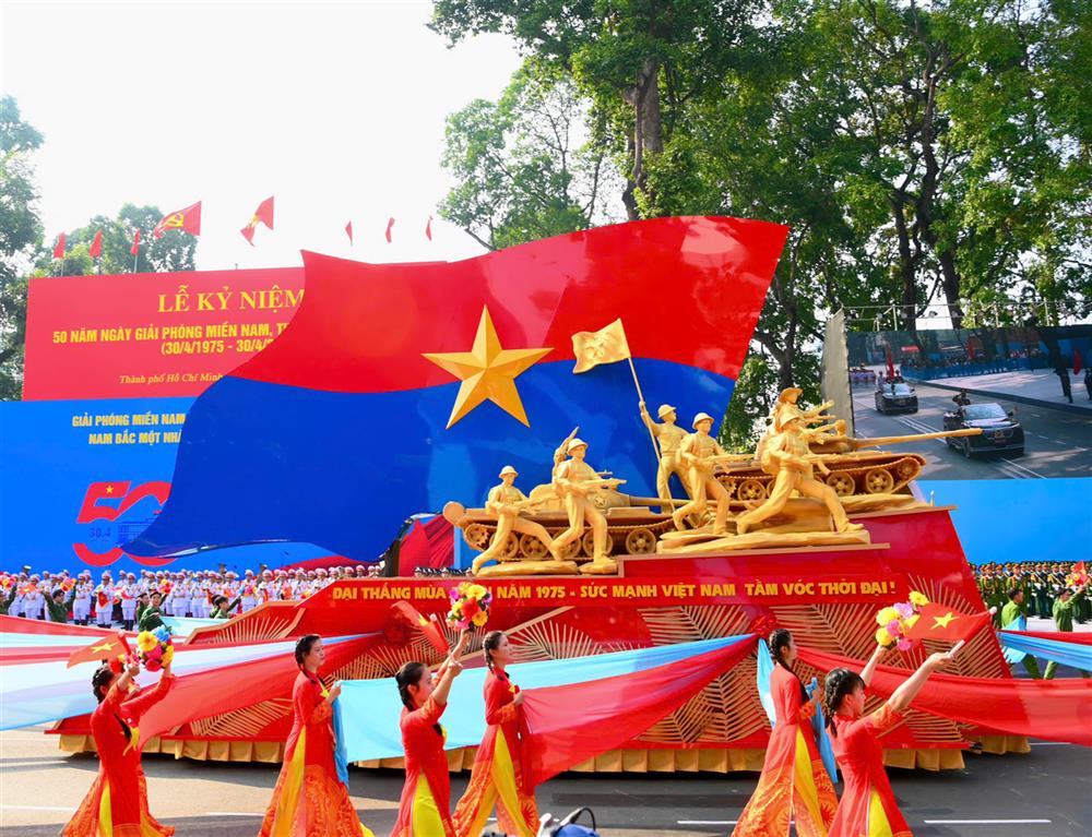 Xe mô hình Quốc huy nước Cộng hòa xã hội chủ nghĩa Việt Nam, xe rước chân dung Chủ tịch Hồ Chí Minh, xe biểu tượng 50 năm Ngày Giải phóng miền Nam, thống nhất đất nước.