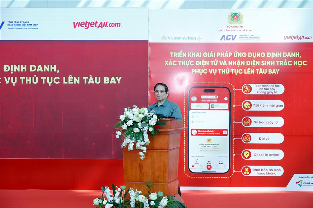 Thủ tướng đề nghị nhân rộng giải pháp lên tàu bay không cần giấy tờ.