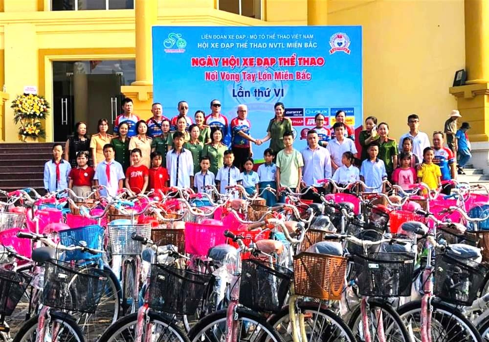Hội Phụ nữ Công an tỉnh Vĩnh Phúc phối hợp các nhà hảo tâm trao 67 xe đạp tặng trẻ em mồ côi được Hội phụ nữ Công an tỉnh nhận đỡ đầu.
