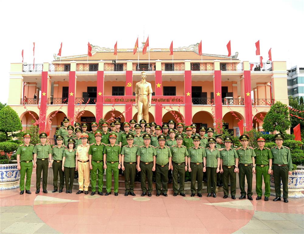 Đoàn đại biểu Đảng ủy Công an Trung ương, Bộ Công an chụp ảnh lưu niệm tại Bảo tàng Hồ Chí Minh (trong khuôn viên Bến Nhà Rồng).