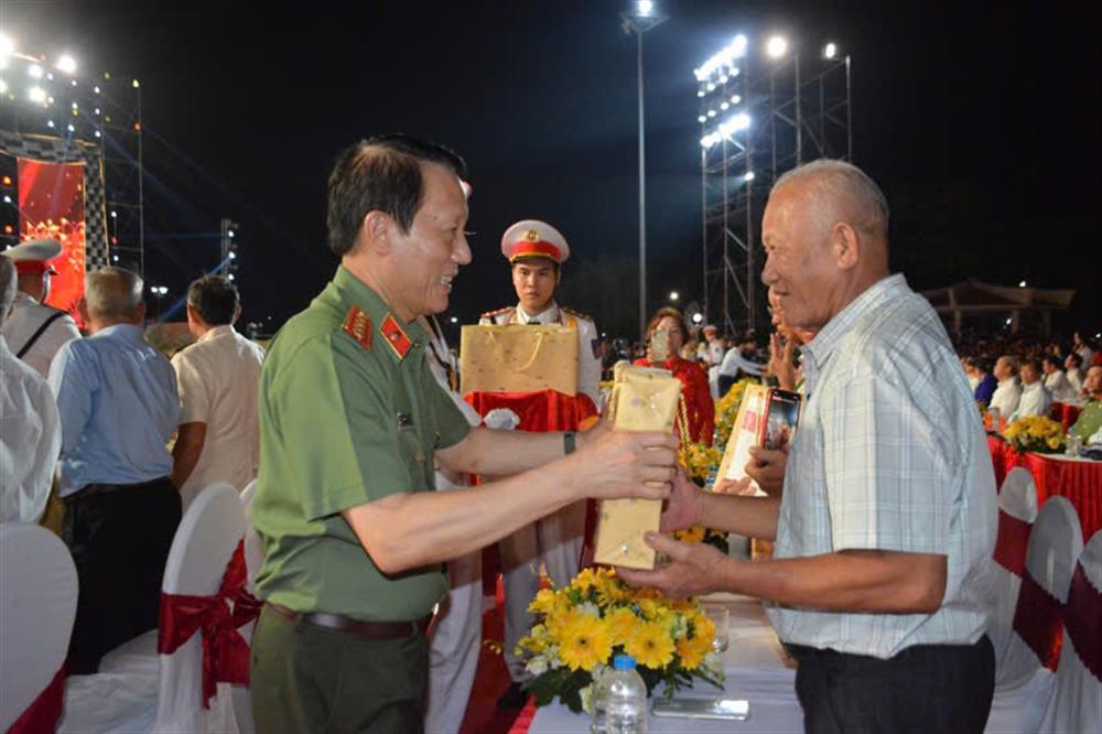 Thủ tướng Chính phủ Phạm Minh Chính và Bộ trưởng Lương Tam Quang tặng quà tri ân các bậc lão thành cách mạng, các Anh hùng lực lượng vũ trang nhân dân...