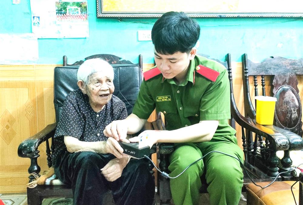 Cán bộ Công an tỉnh phối hợp với Công ty GeneStory lấy mẫu ADN cho thân nhân liệt sĩ tại phường Ngô Quyền, thành phố Bắc Giang.