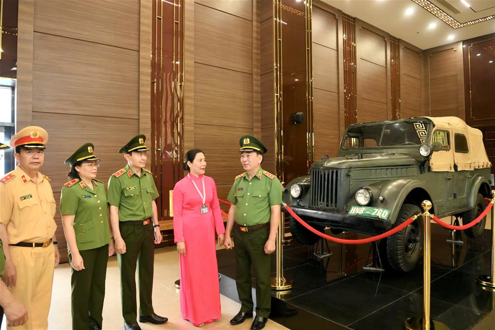 Thứ trưởng Trần Quốc Tỏ cùng Đoàn đại biểu thăm quan Bảo tàng Tôn Đức Thắng.