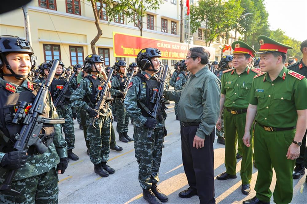 Thủ tướng Phạm Minh Chính động viên lực lượng Công an đang tập luyện tại Trung tâm bồi dưỡng và huấn luyện nghiệp vụ số 2, Bộ Tư lệnh Cảnh sát cơ động, Bộ Công an ở huyện Long Thành, tỉnh Đồng Nai.