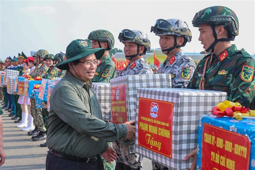 Thủ tướng Chính phủ Phạm Minh Chính động viên, tặng quà các lực lượng Quân đội, dân quân tự vệ, Công an đang tập luyện để tham gia diễu binh, diễu hành kỷ niệm 50 năm Ngày Giải phóng miền Nam, thống nhất đất nước (30/4/1975-30/4/2025).