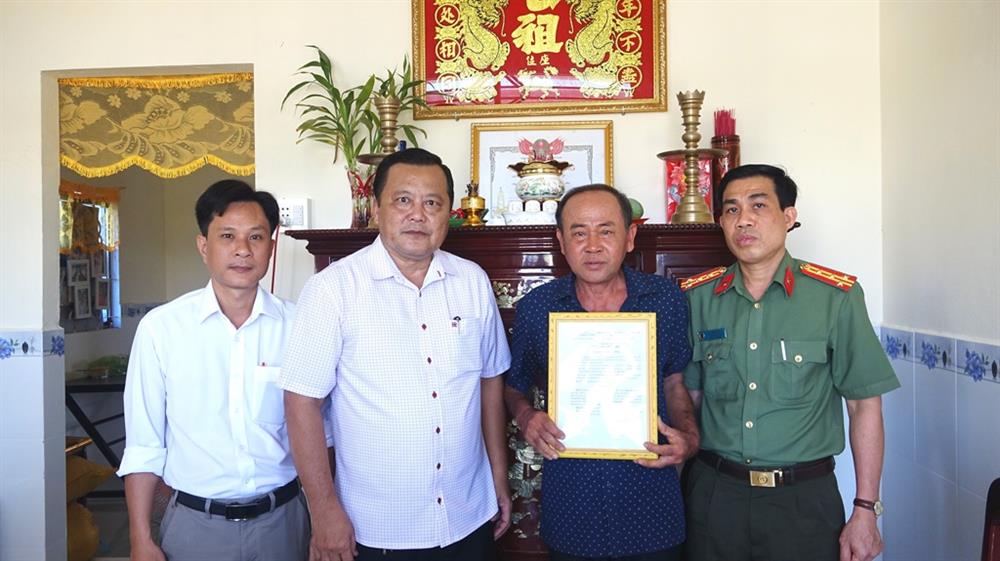 Đại tá Lê Tấn Vinh, Phó Giám đốc Công an tỉnh trao Quyết định bàn giao nhà tình nghĩa (nhà sửa chữa) tặng gia đình bà Diệp Hồng Xuân, thân nhân thờ cúng liệt sỹ.