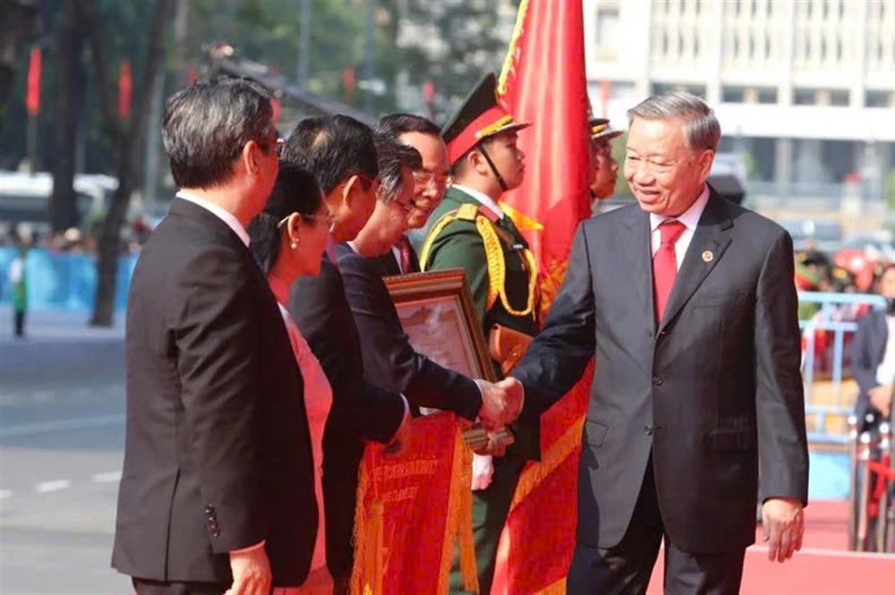 Tổng Bí thư Tô Lâm trao tặng danh hiệu Anh hùng Lao động tặng Đảng bộ, Chính quyền và Nhân dân TP. Hồ Chí Minh.