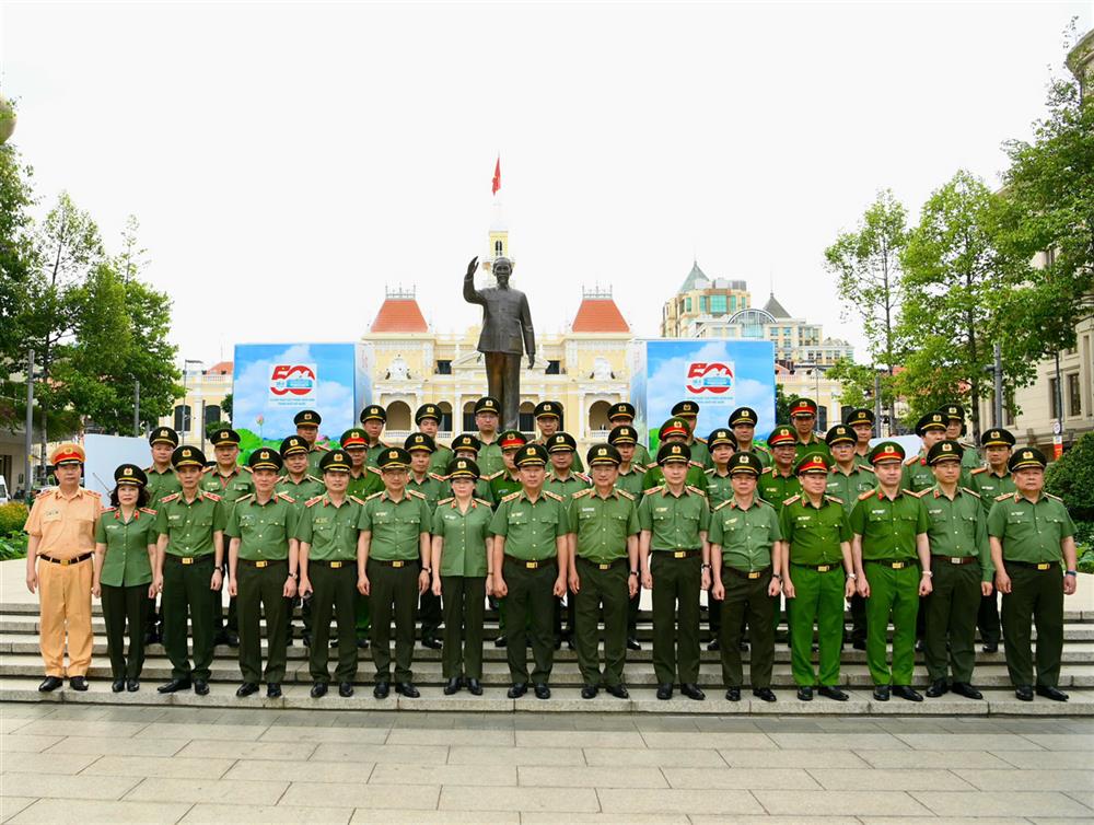 Đoàn đại biểu Đảng ủy Công an Trung ương, Bộ Công an chụp ảnh lưu niệm tại Công viên tượng đài Chủ tịch Hồ Chí Minh.