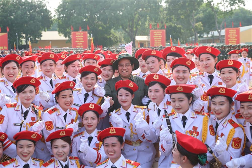 Thủ tướng Phạm Minh Chính chụp ảnh kỷ niệm cùng các nữ chiến sĩ quân nhạc.