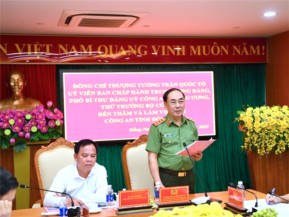 Thứ trưởng Trần Quốc Tỏ phát biểu tại buổi làm việc.