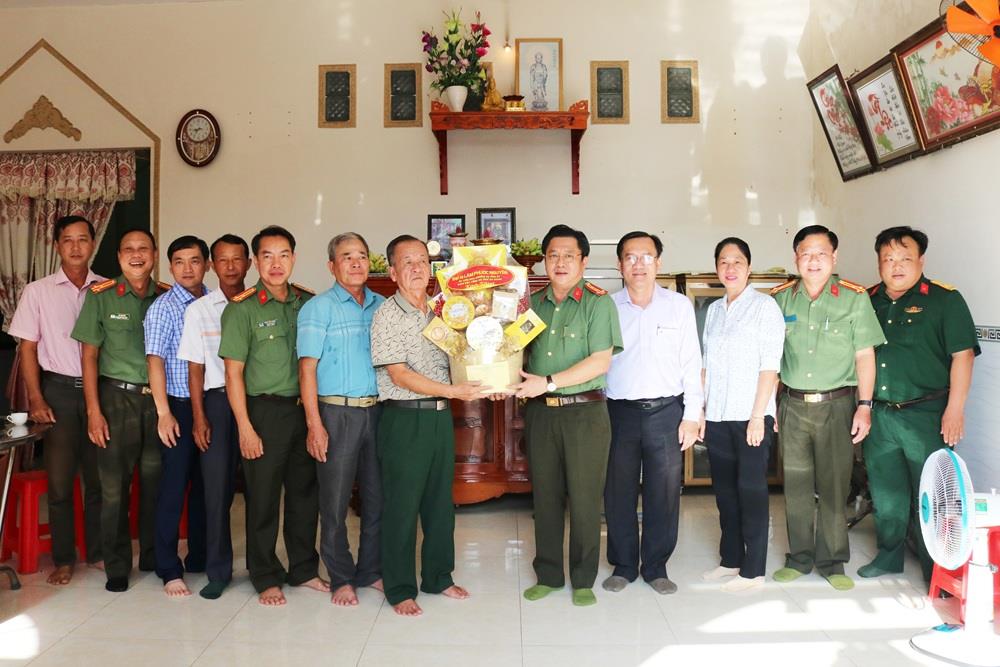 Đại tá Lâm Phước Nguyên, Giám đốc Công an tỉnh thăm, tặng quà gia đình thương binh Huỳnh Thanh Bình tại xã Phú Hội.