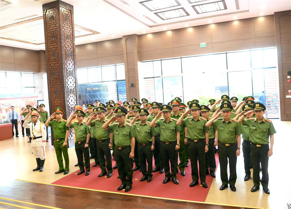 Đoàn đại biểu Đảng ủy Công an Trung ương, Bộ Công an dâng hương, dâng hoa tưởng nhớ Chủ tịch Tôn Đức Thắng.