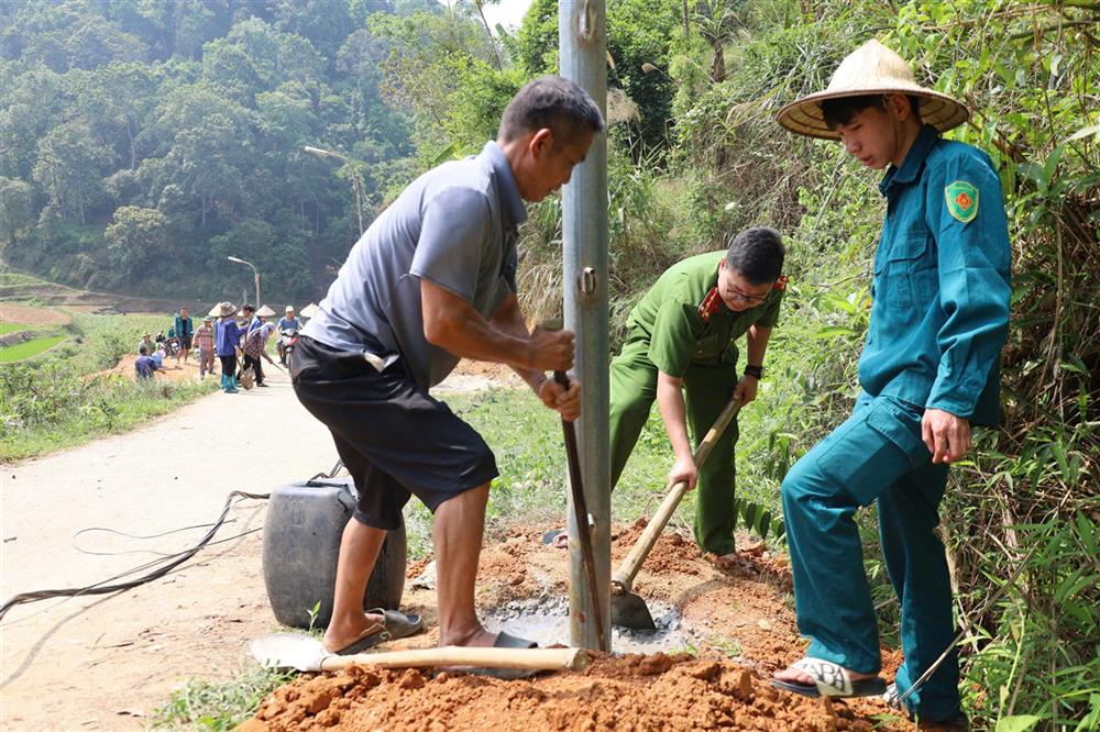 Các lực lượng tiến hành kéo dây diện, sửa chữa các cột đèn bị hư hỏng tại thôn Hoàng Thủy, xã Hoàng Đồng.