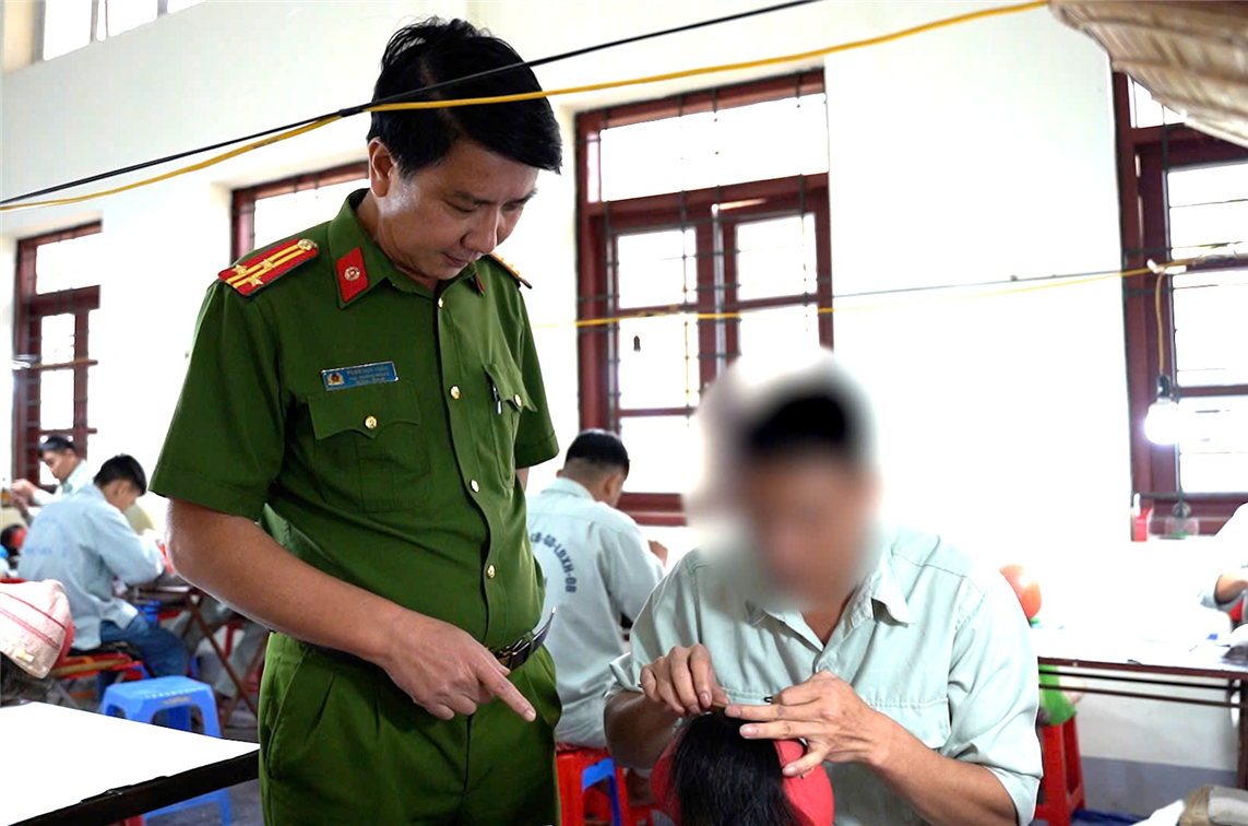 Học viên được hướng dẫn học nghề làm tóc giả.
