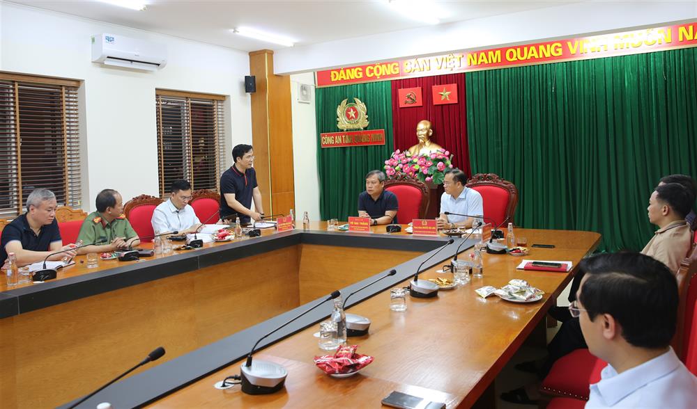 Trung tướng Nguyễn Văn Long, Thứ trưởng Bộ Công an và đồng chí Vũ Đại Thắng Bí thư Tỉnh ủy tỉnh Quảng Ninh trực tiếp chỉ đạo triển khai phương án truy bắt các đối tượng.
