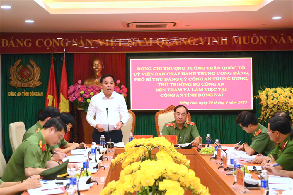 Đồng chí Võ Tấn Đức, Chủ tịch Uỷ ban nhân dân tỉnh Đồng Nai phát biểu tại buổi làm việc.
