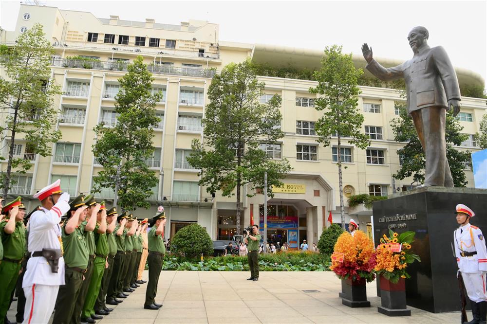 Đoàn đại biểu Đảng ủy Công an Trung ương, Bộ Công an dâng hoa tưởng niệm Chủ tịch Hồ Chí Minh tại Công viên tượng đài Chủ tịch Hồ Chí Minh.
