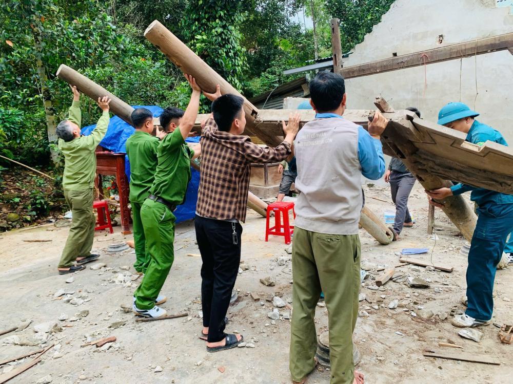 Công an xã Phúc Đồng chung tay xóa nhà tạm