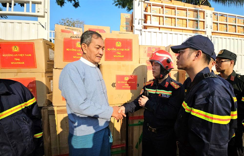 Đại tá Nguyễn Minh Khương, Trưởng Đoàn công tác đã trao số thuốc và vật tư này cho ông Sa Weli Frag - Vụ trưởng Vụ quản lý thiên tai, Bộ Phúc lợi xã hôi, Cứu trợ và Tái định cư Myanmar với mong muốn hỗ trợ y tế cho nước bạn vượt qua giai đoạn khó khăn này. 