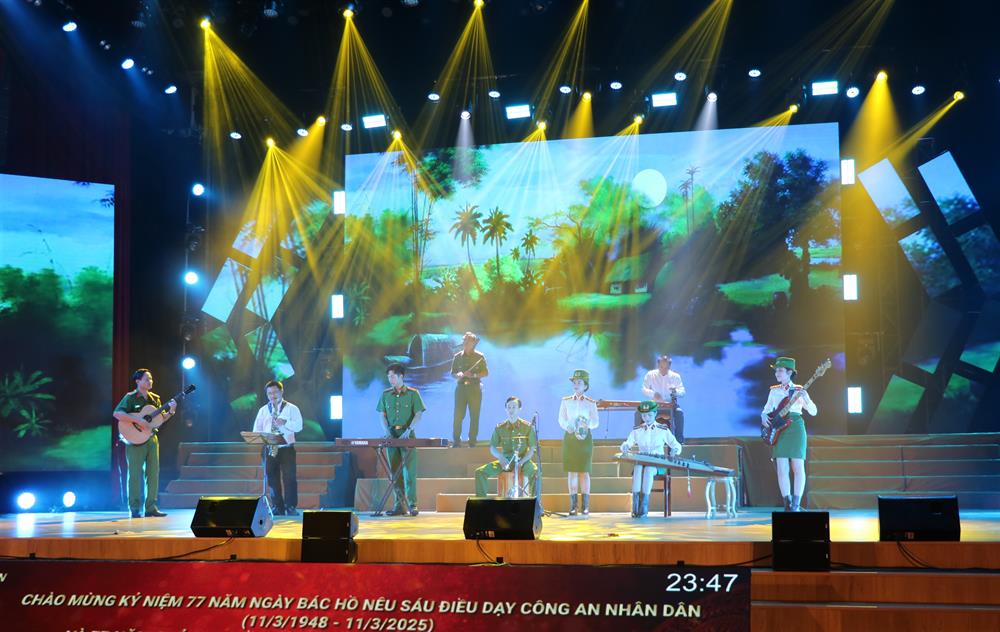 Phần biểu diễn của Đoàn nghệ thuật quần chúng Công an tỉnh Kiên Giang.