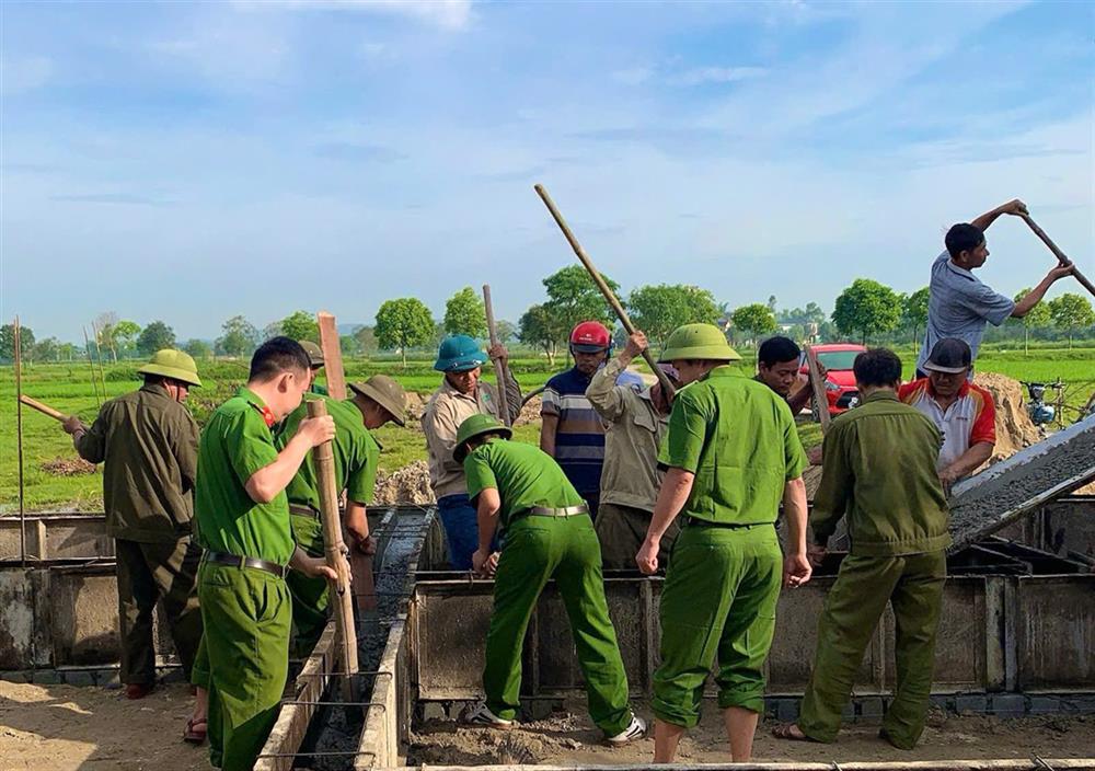 Lực lượng Công an và người dân chung tay hỗ trợ xây dựng nhà ở cho hộ nghèo.