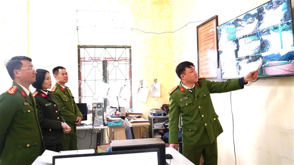 Công an xã Vũ Muộn, huyện Bạch Thông báo cáo thực tế việc triển khai mô hình “Camera an ninh”.