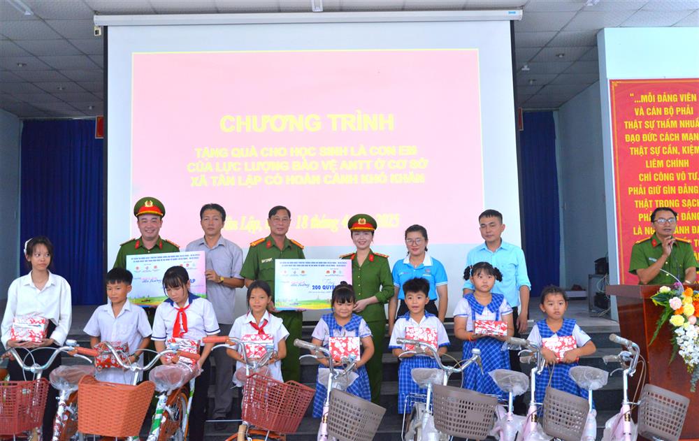Công an tỉnh Cà Mau tặng quà học sinh là con của lực lượng an ninh trật tự ở cơ sở có hoàn cảnh khó khăn.
