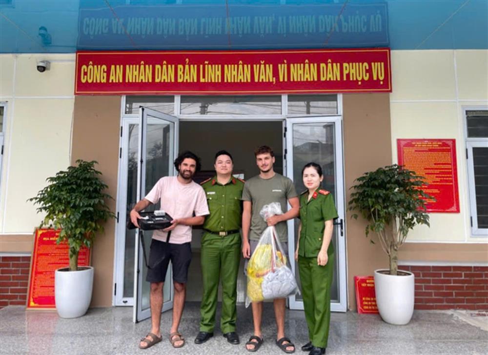 Công an thị trấn Việt Quang bàn giao lại tài sản cho anh Di Nallo Etienne. 