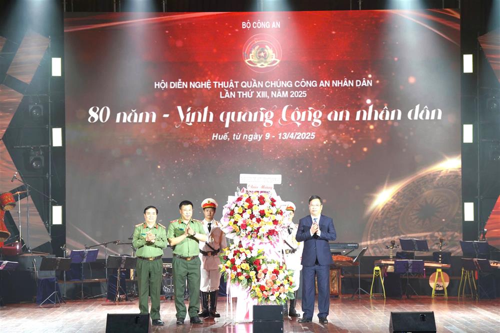 Đồng chí Phạm Đức Tiến, Phó Bí thư Thường trực Thành ủy Huế tặng hoa chúc mừng Ban tổ chức Hội diễn nghệ thuật quần chúng CAND.