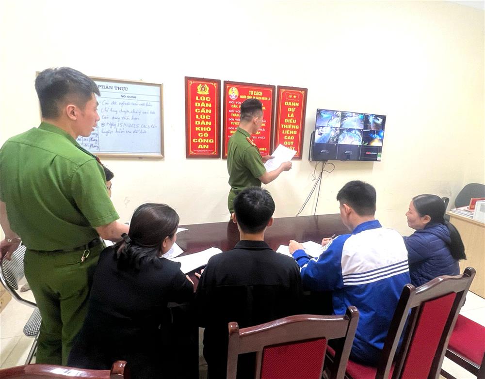 Tranh thủ thời gian buổi tối Đoàn thanh niên Công an xã Bản Lầu hỗ trợ, hướng dẫn các em học sinh hoàn thiện hồ sơ đăng kí thi vào trường CAND