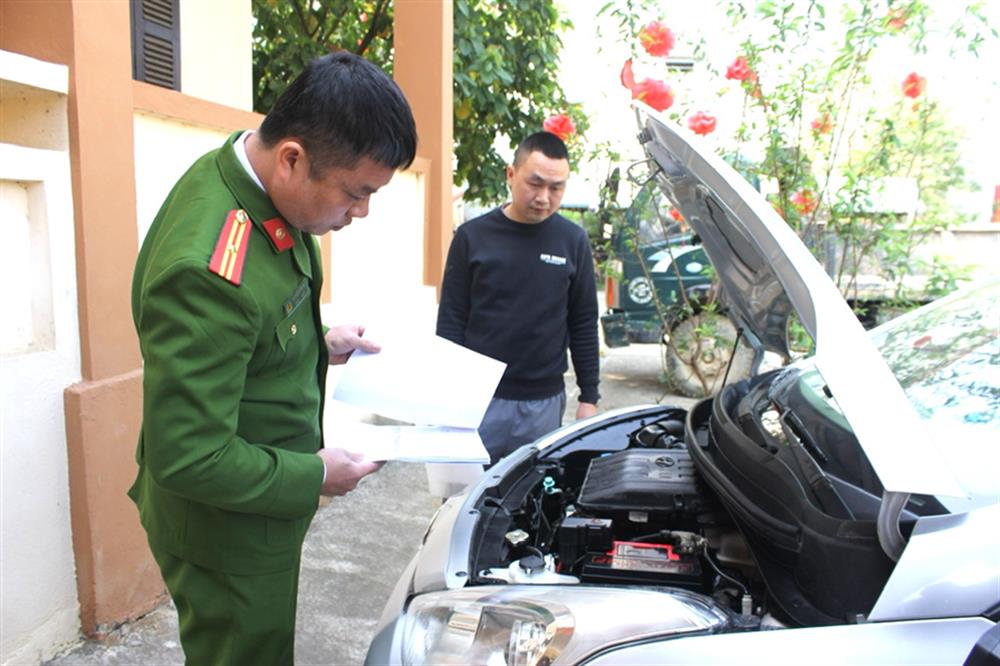 Công an xã Điềm He, huyện Văn Quan giải quyết thủ tục đăg ký xe ô tô của người dân.