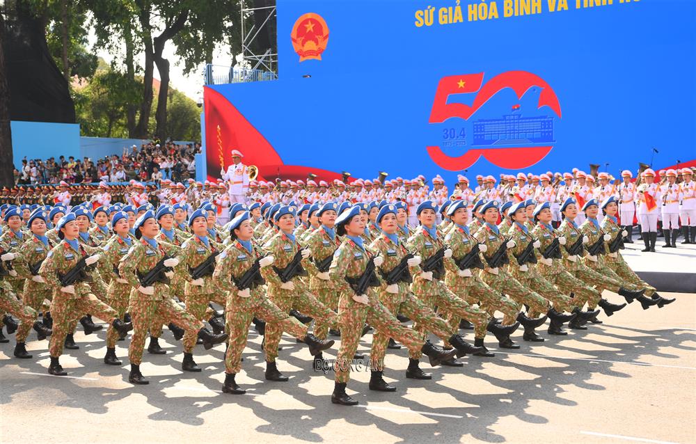 Khối các lực lượng của Bộ Quốc phòng diễu binh tại tổng duyệt.