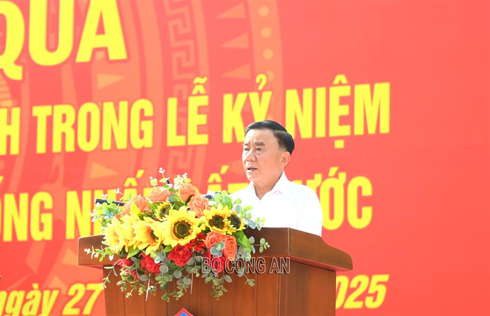 Đồng chí Trần Cẩm Tú, Thường trực Ban Bí thư phát biểu tại buổi đến thăm.