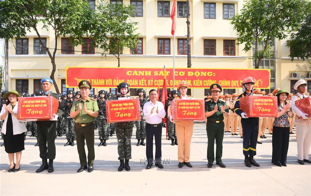 Đồng chí Trần Cẩm Tú, Thường trực Ban Bí thư cùng Đoàn công tác trao quà tặng lực lượng của Bộ Công an tham gia diễu binh, diễu hành.
