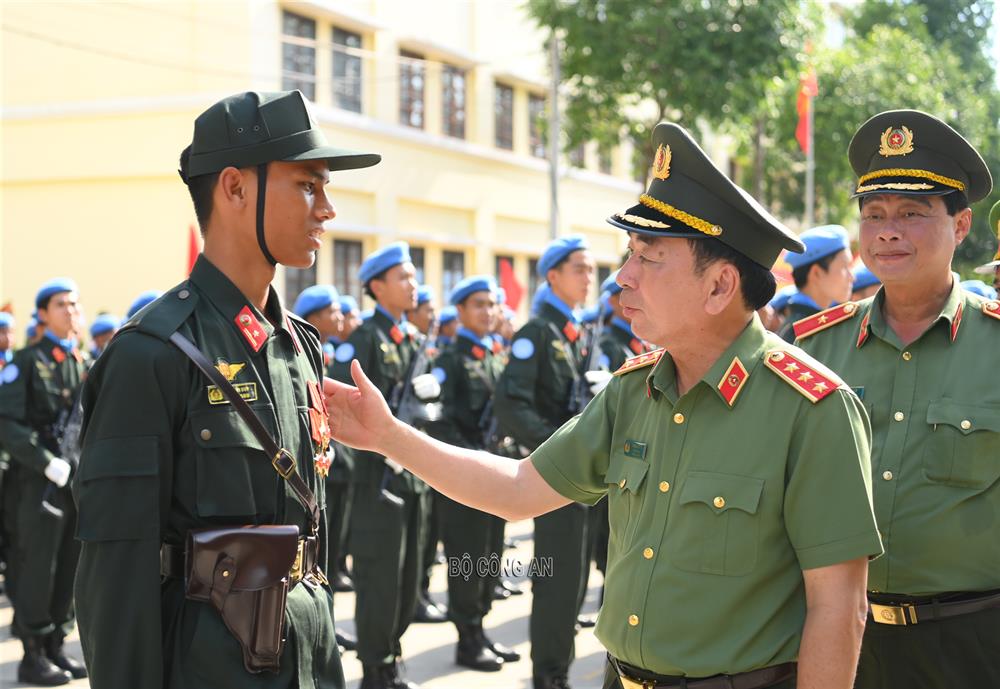 Đồng chí Trần Cẩm Tú, Thường trực Ban Bí thư và Thứ trưởng Trần Quốc Tỏ động viên lực lượng của Bộ Công an tham gia diễu binh, diễu hành. 